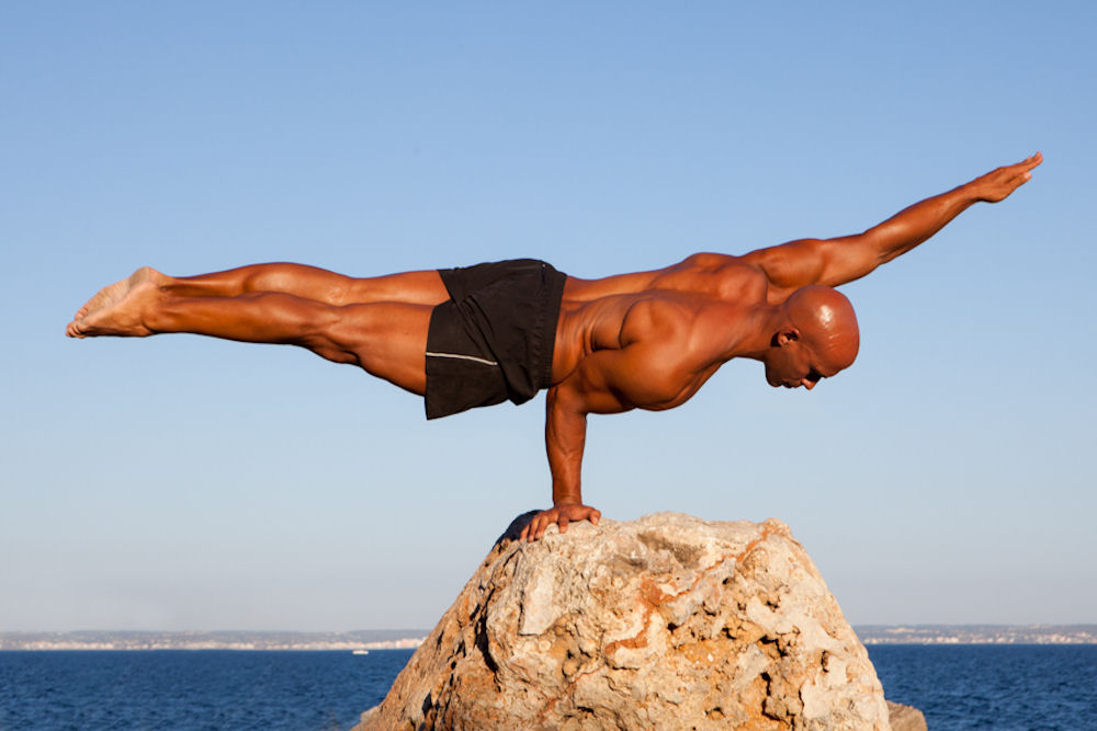 athlete in rehab demonstrating a single-arm plank